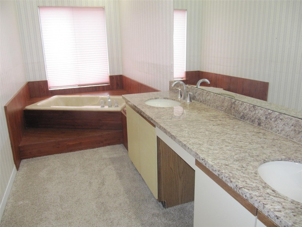 109 W 10 Street - Photo 11