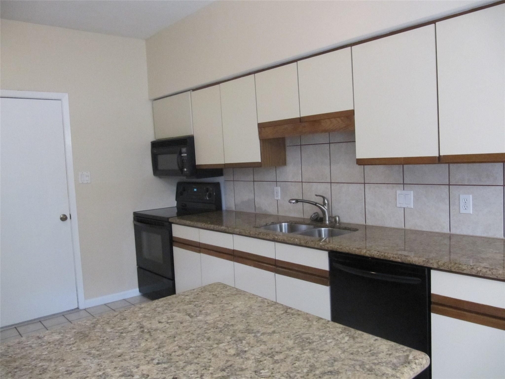 109 W 10 Street - Photo 7