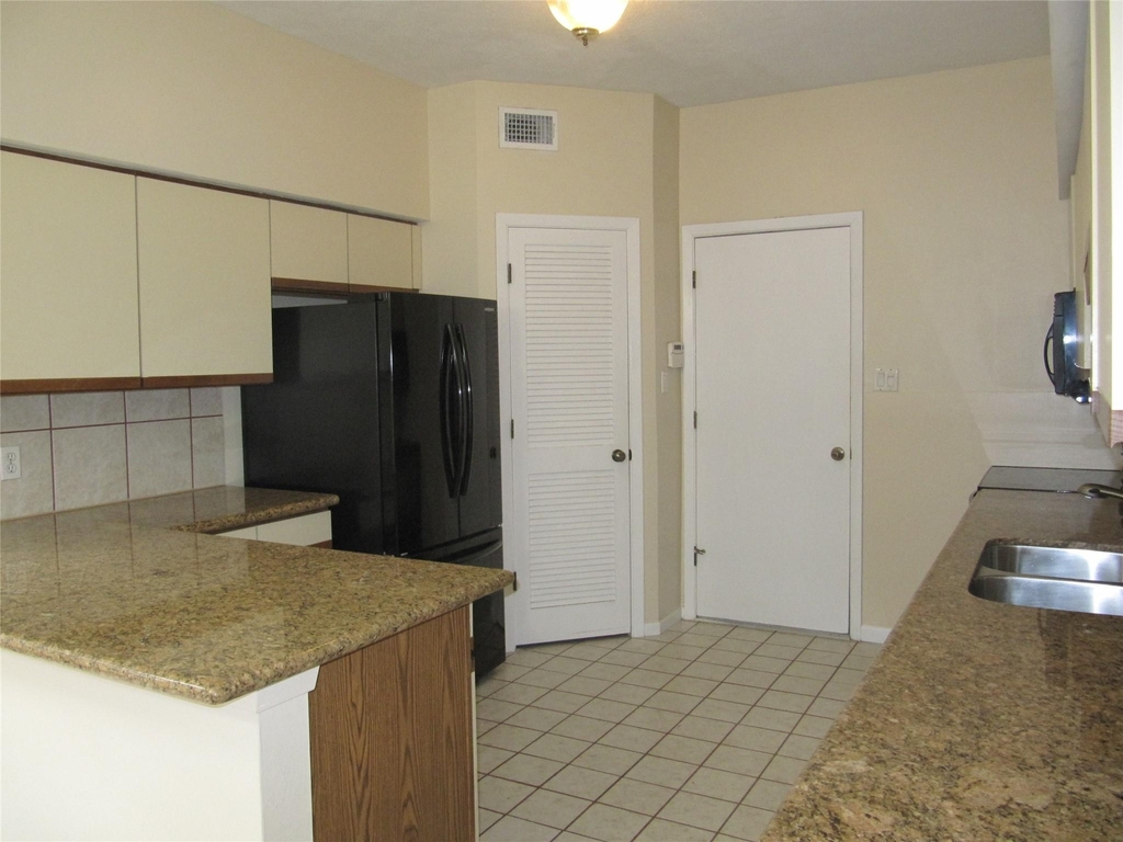109 W 10 Street - Photo 6