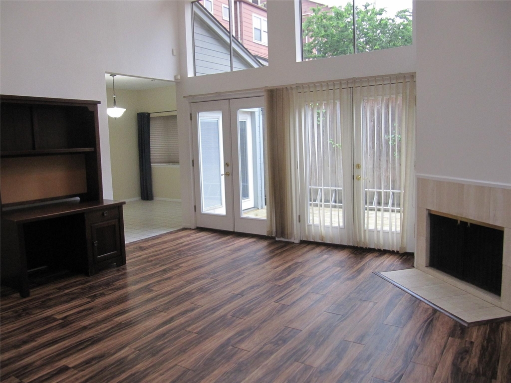 109 W 10 Street - Photo 3