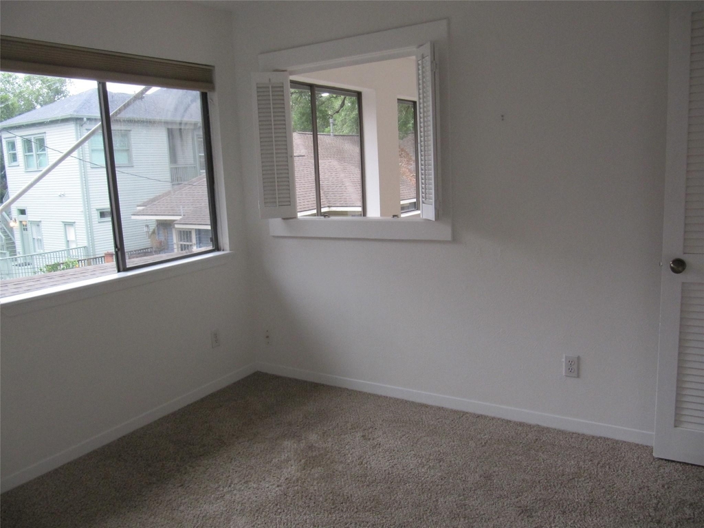 109 W 10 Street - Photo 14