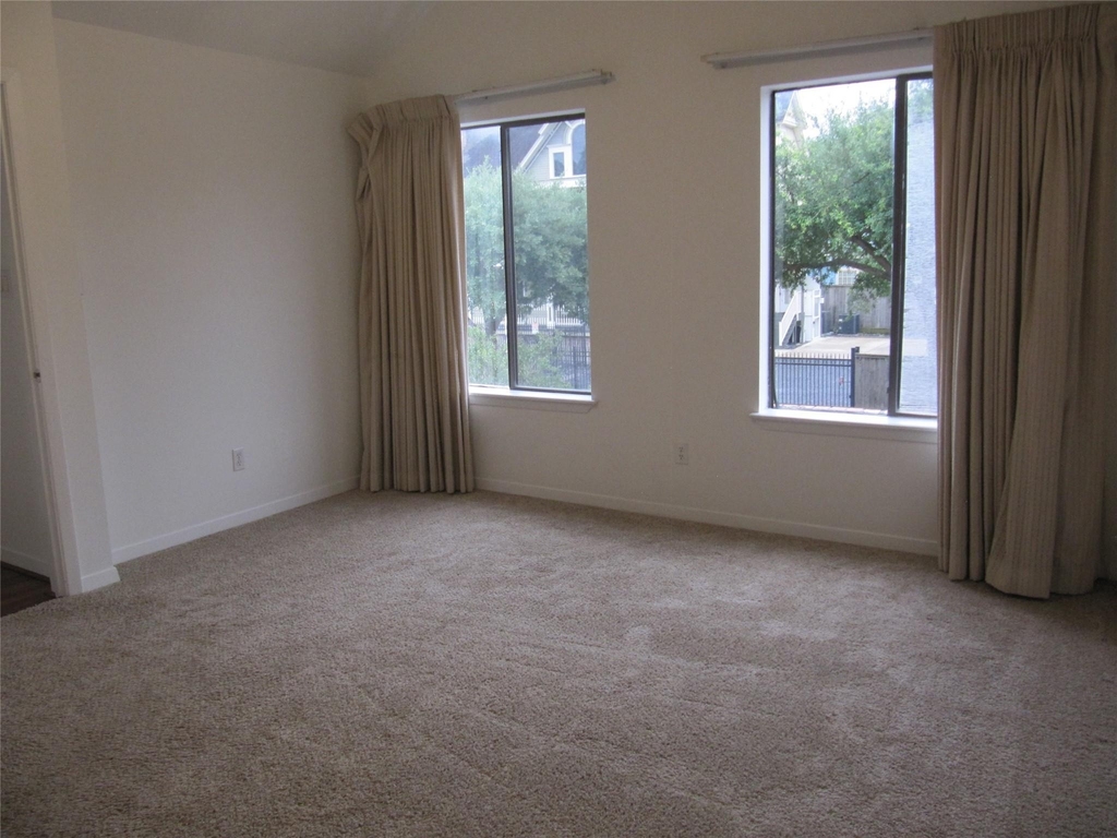 109 W 10 Street - Photo 9
