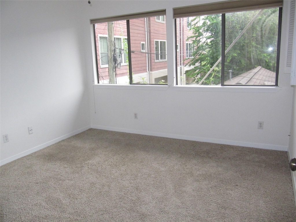 109 W 10 Street - Photo 13