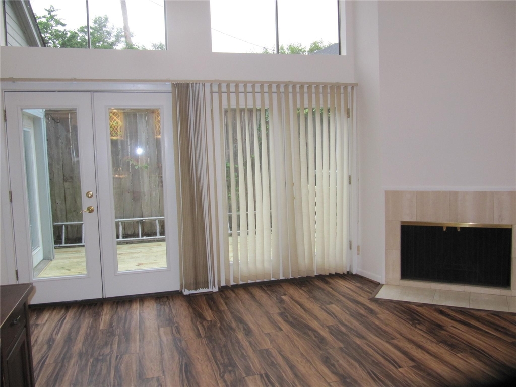 109 W 10 Street - Photo 2