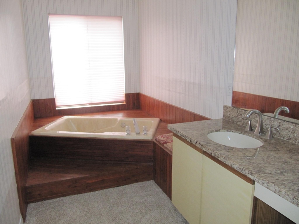 109 W 10 Street - Photo 12