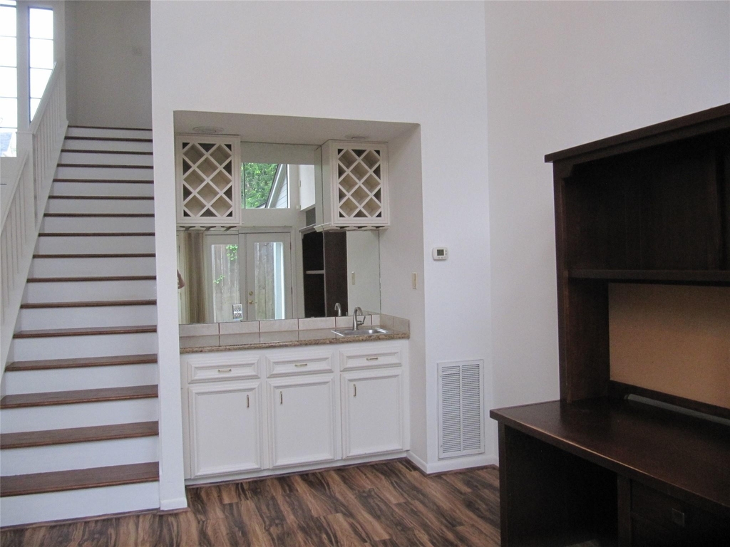 109 W 10 Street - Photo 4