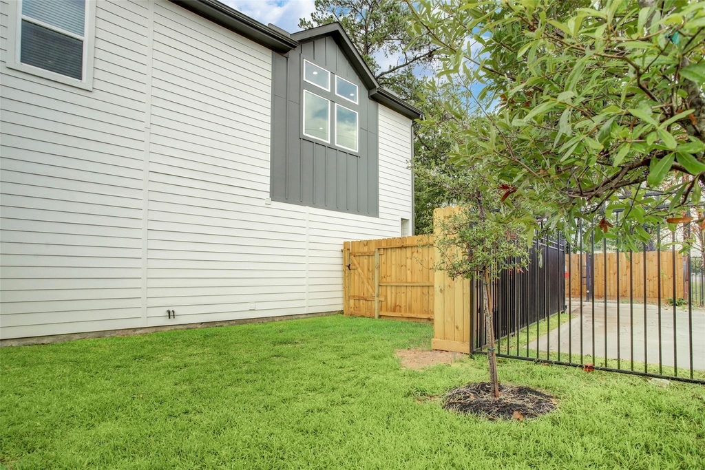 2502 W Tidwell Road - Photo 1