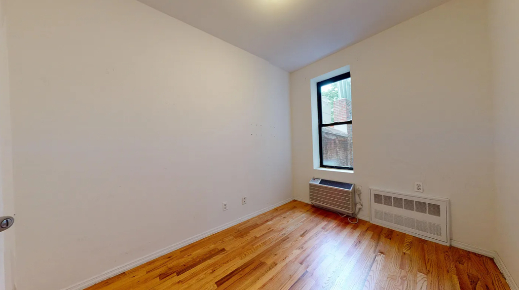 240 Waverly Place - Photo 5