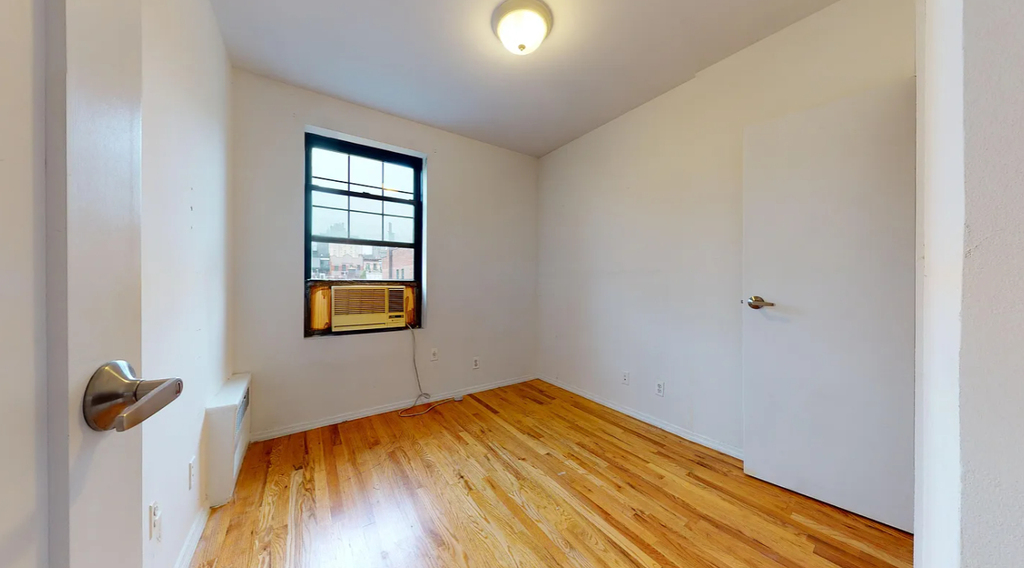 240 Waverly Place - Photo 4