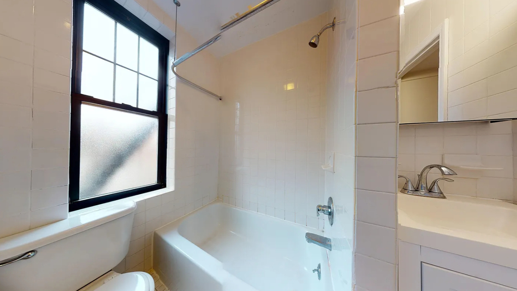 240 Waverly Place - Photo 6