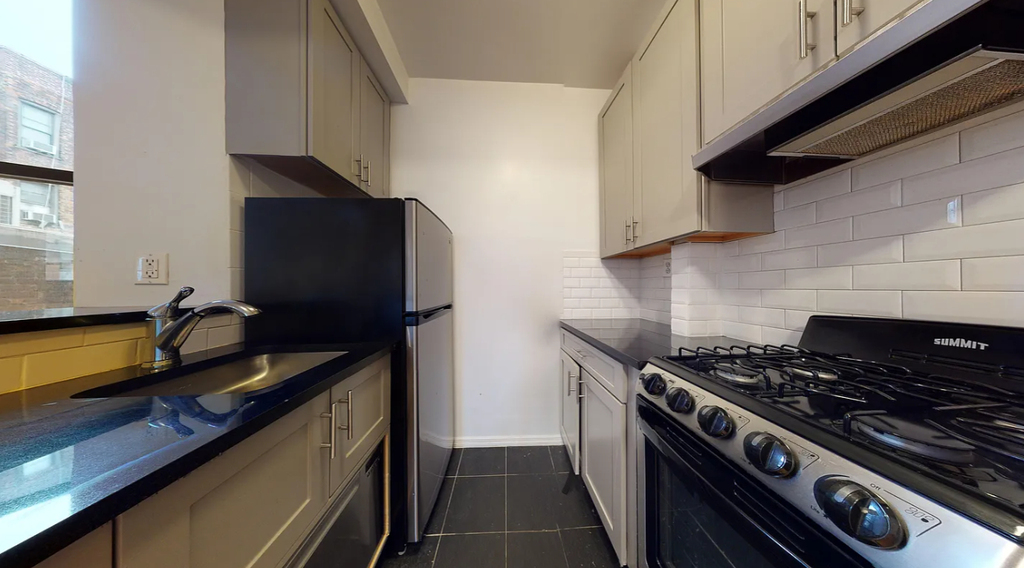 240 Waverly Place - Photo 3