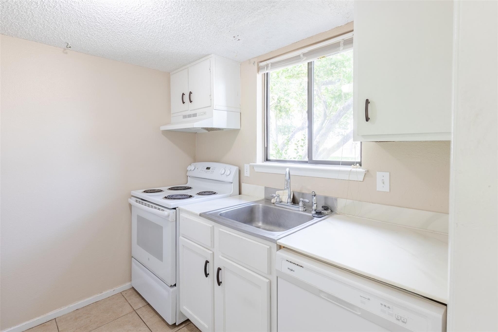 15919 Golf Club Drive - Photo 4