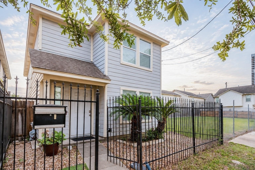 1118 Wilson Street - Photo 3