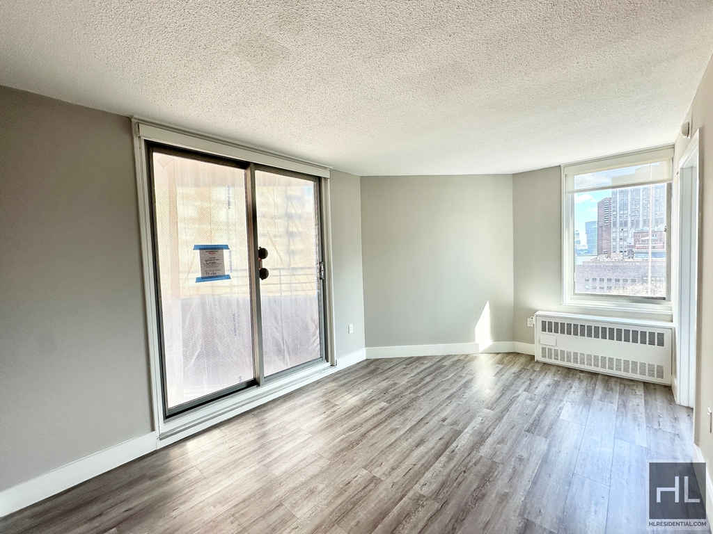 Second Avenue - Photo 2