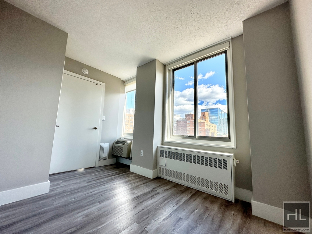 Second Avenue - Photo 1