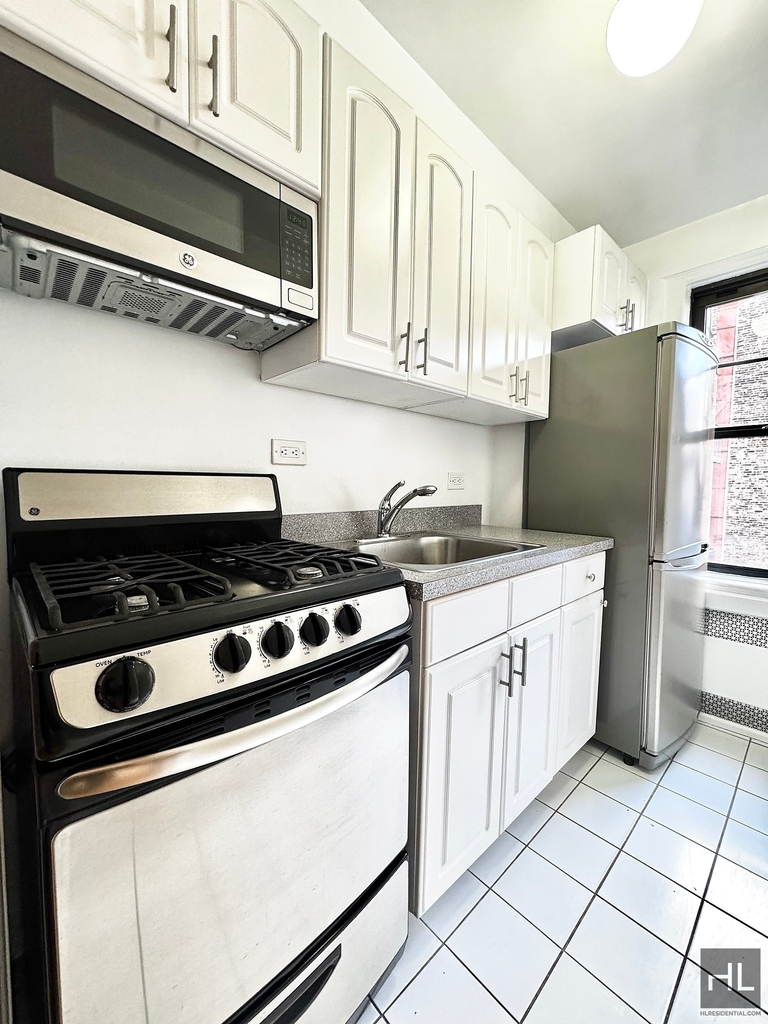 Christopher St - Photo 1