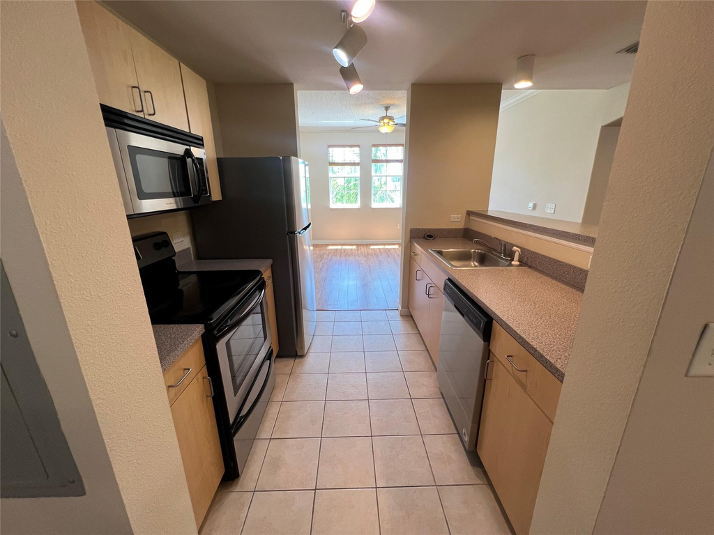 533 Ne 3rd Avenue - Photo 0