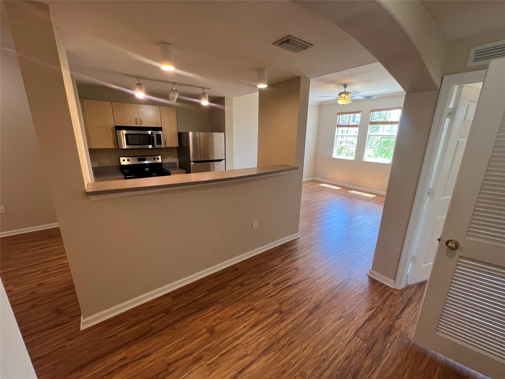 533 Ne 3rd Avenue - Photo 2