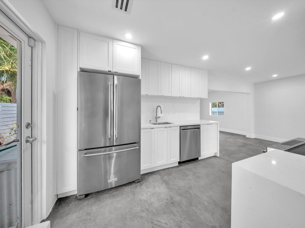 1721 N 16th Court - Photo 4