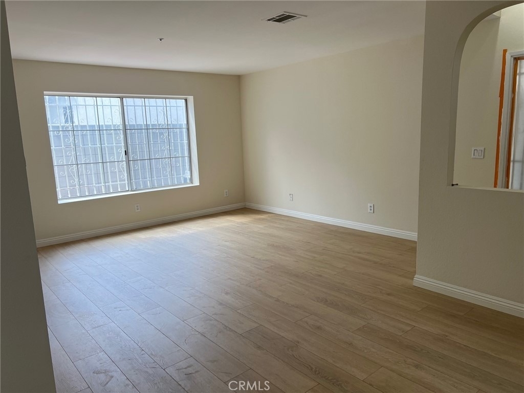 216 E Newmark - Photo 2