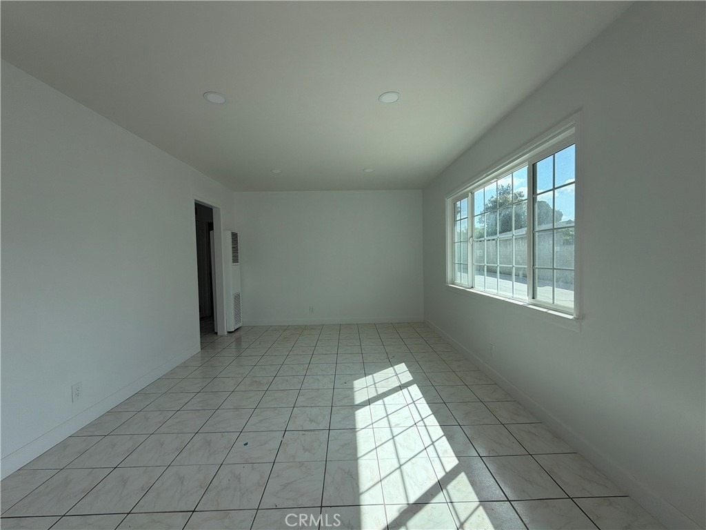 11937 Elliott Avenue - Photo 10