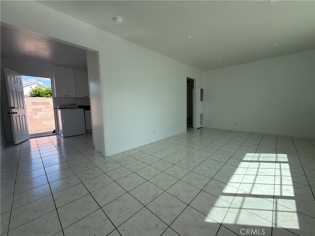 11937 Elliott Avenue - Photo 9