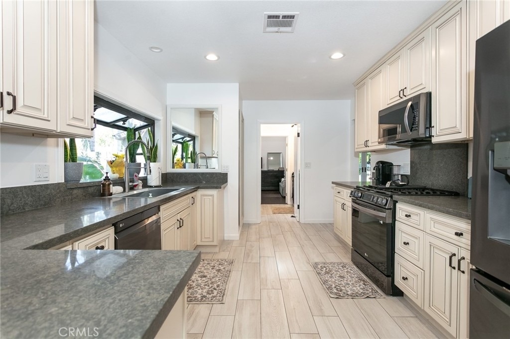 5825 Fulton Avenue - Photo 12