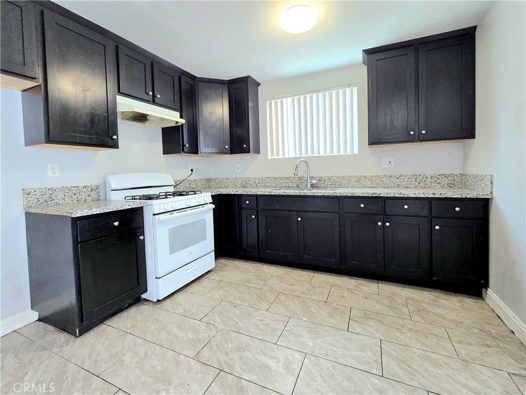 715 W 58th - Photo 0
