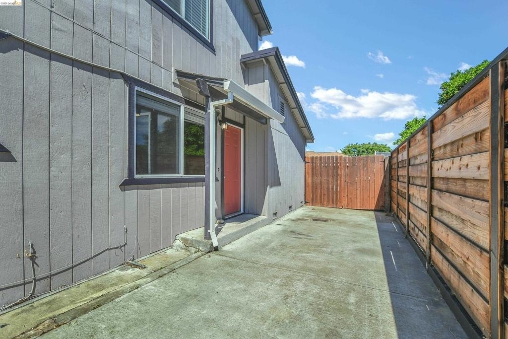 612 W 15th St - Photo 1