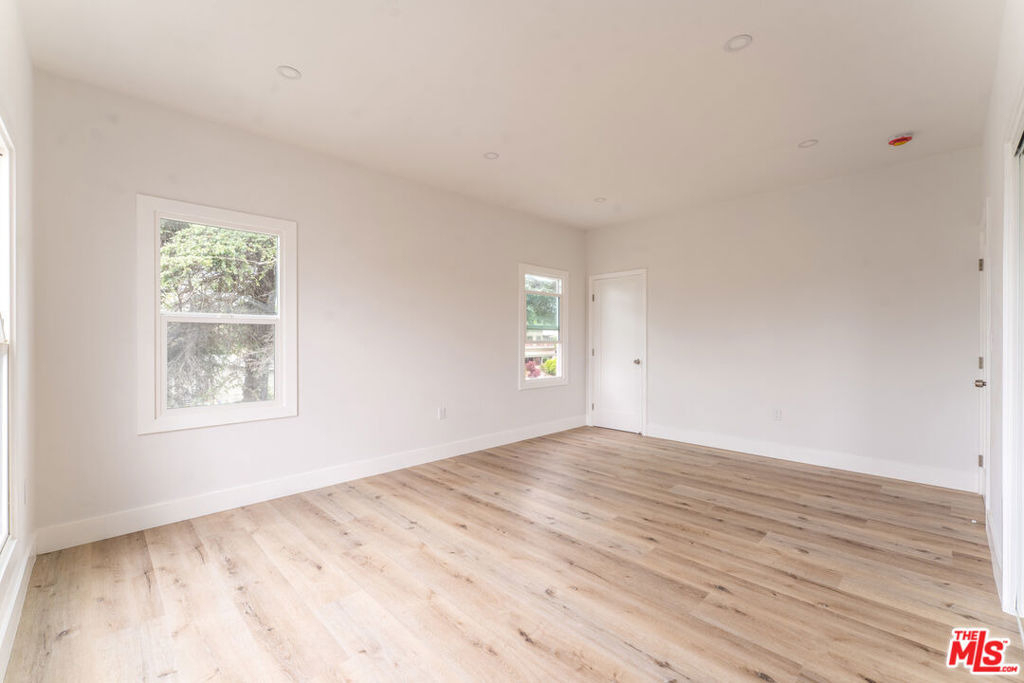 1519 W 30th Street - Photo 4