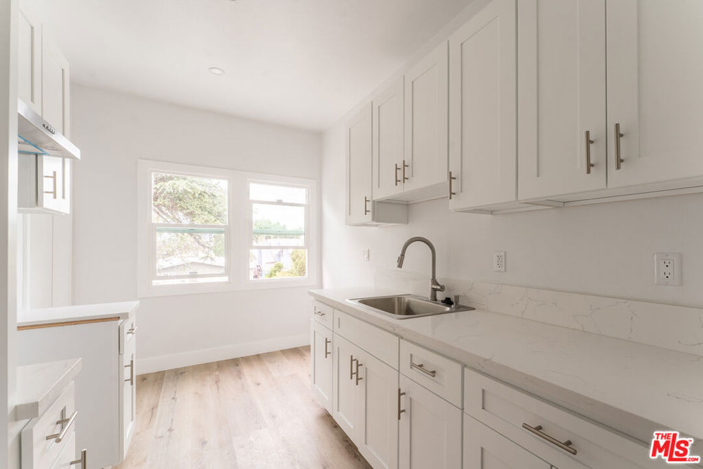 1519 W 30th Street - Photo 9