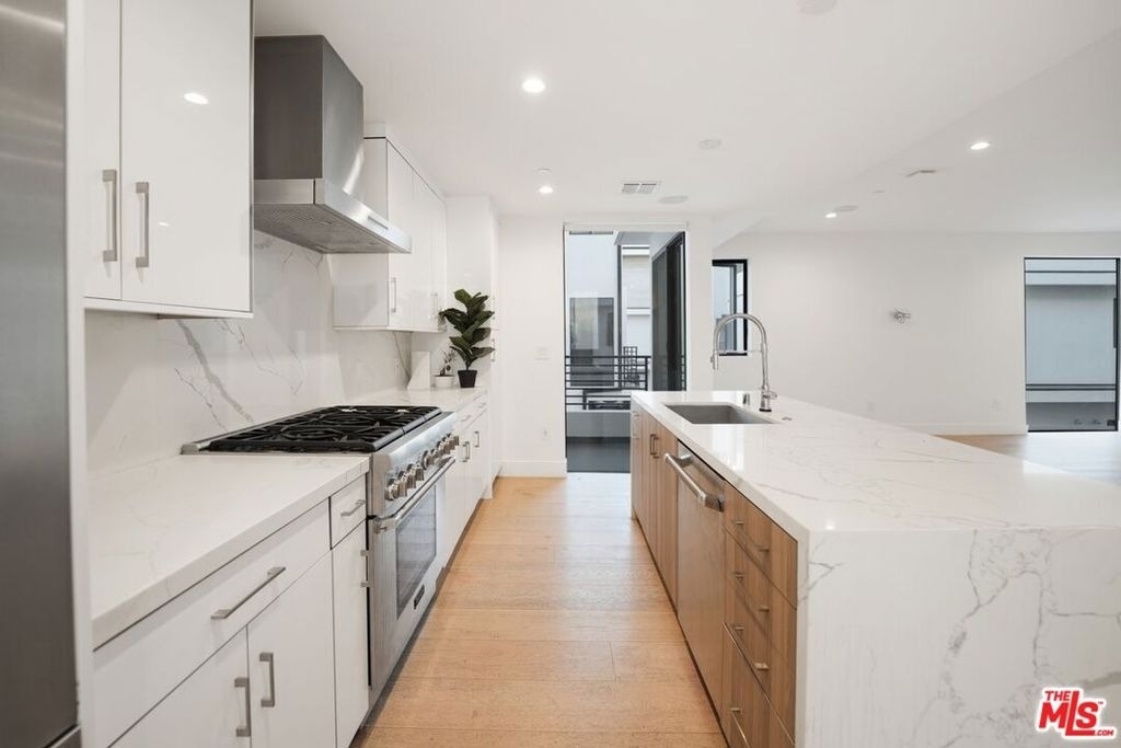 735 N Gramercy Place - Photo 3