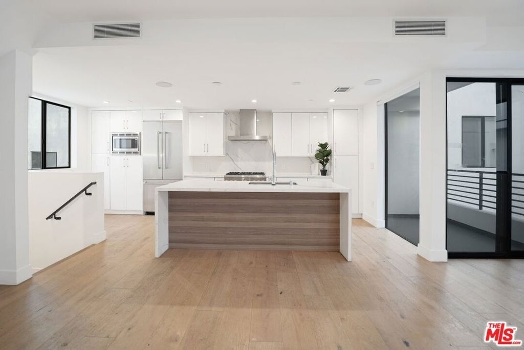 735 N Gramercy Place - Photo 2