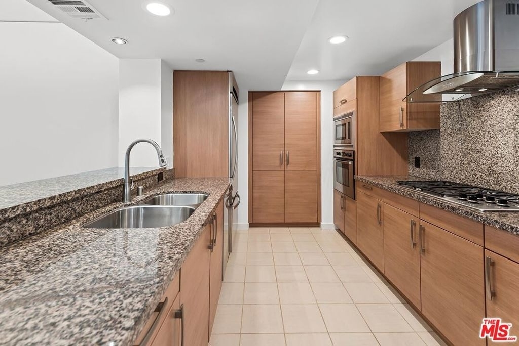 13650 Marina Pointe Drive - Photo 2