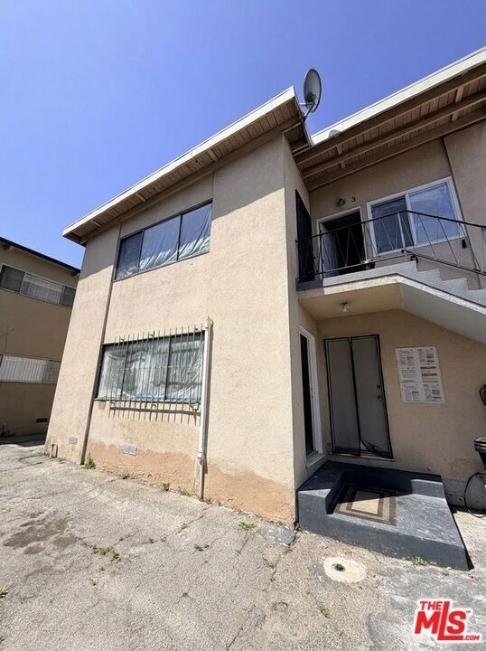 1833 S St Andrews Place - Photo 0