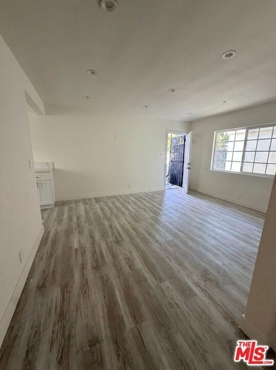 10218 Darby Avenue - Photo 5