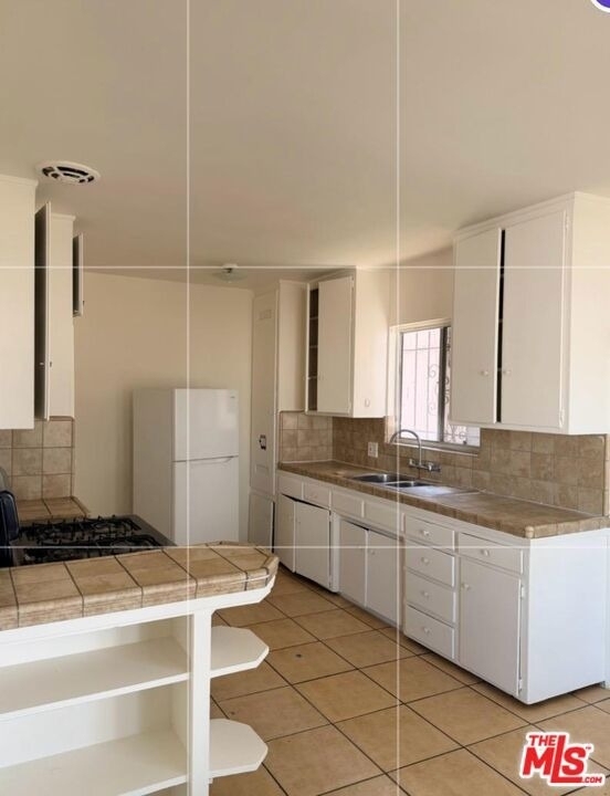 10218 Darby Avenue - Photo 11