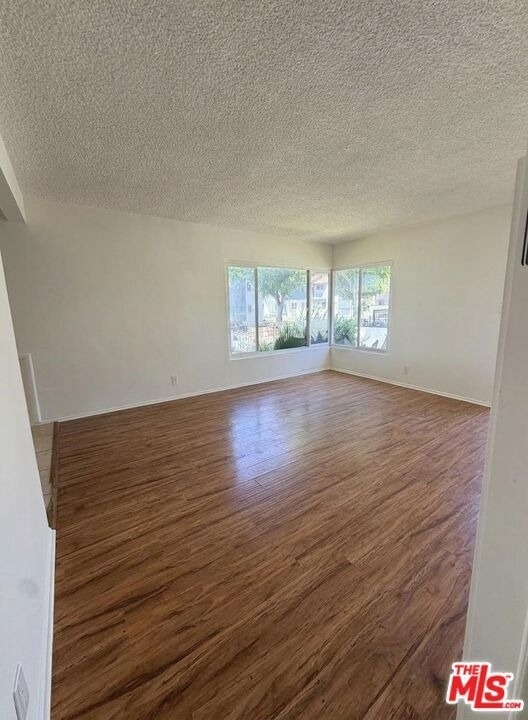 10218 Darby Avenue - Photo 3