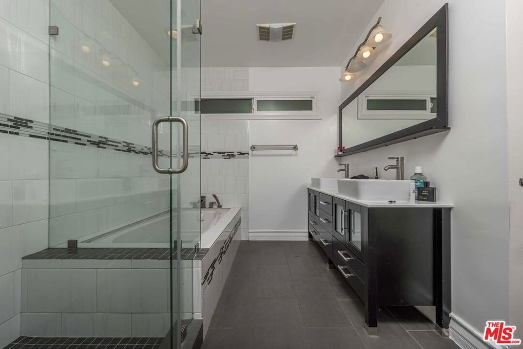 5515 Longridge Avenue - Photo 6