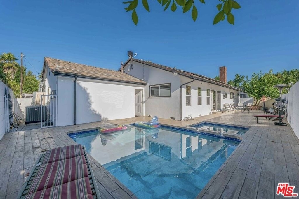 5515 Longridge Avenue - Photo 8