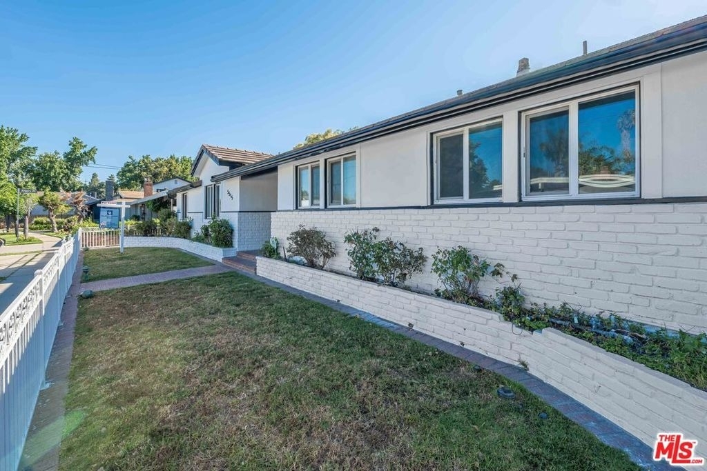 5515 Longridge Avenue - Photo 2