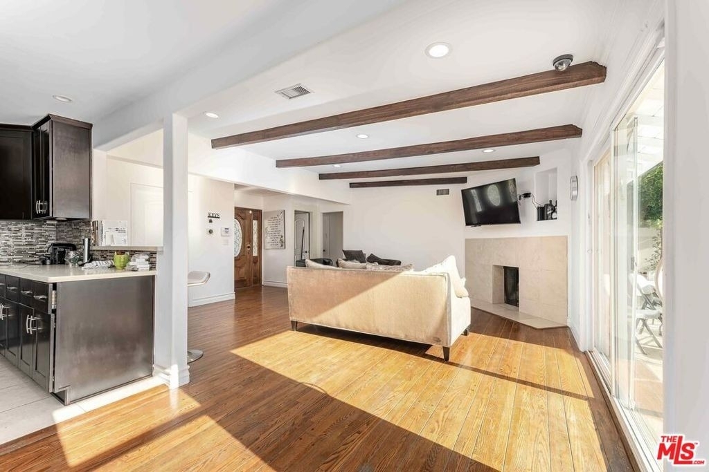 5515 Longridge Avenue - Photo 4