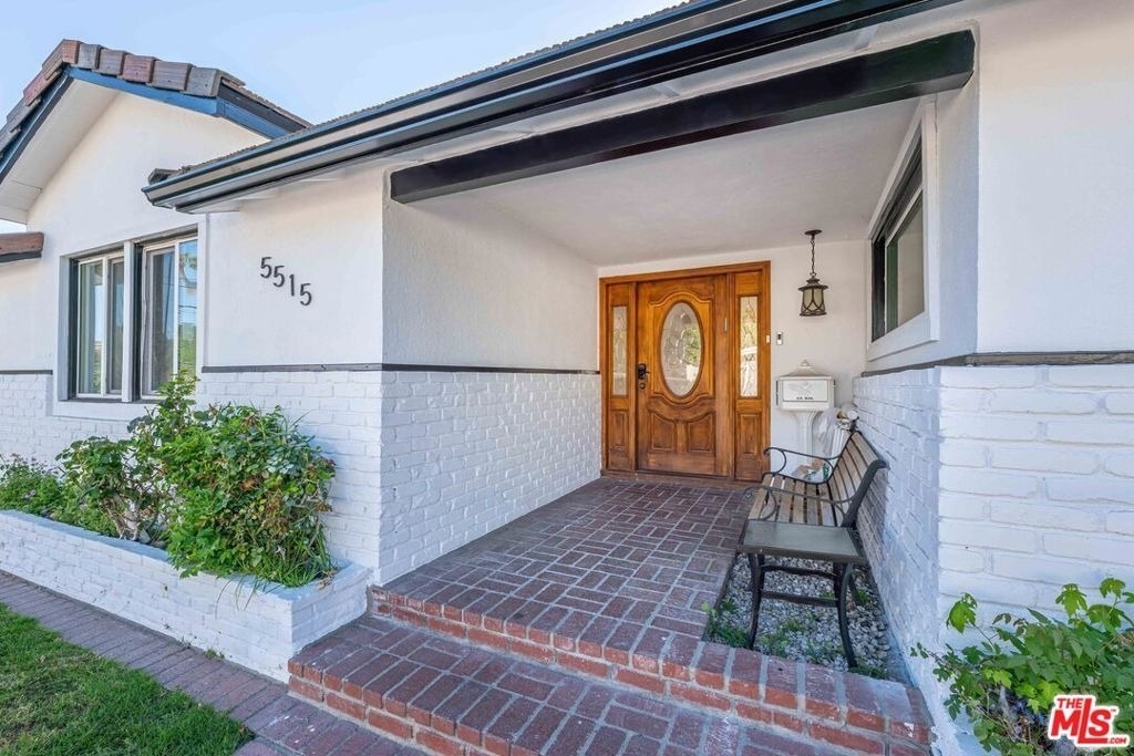 5515 Longridge Avenue - Photo 3