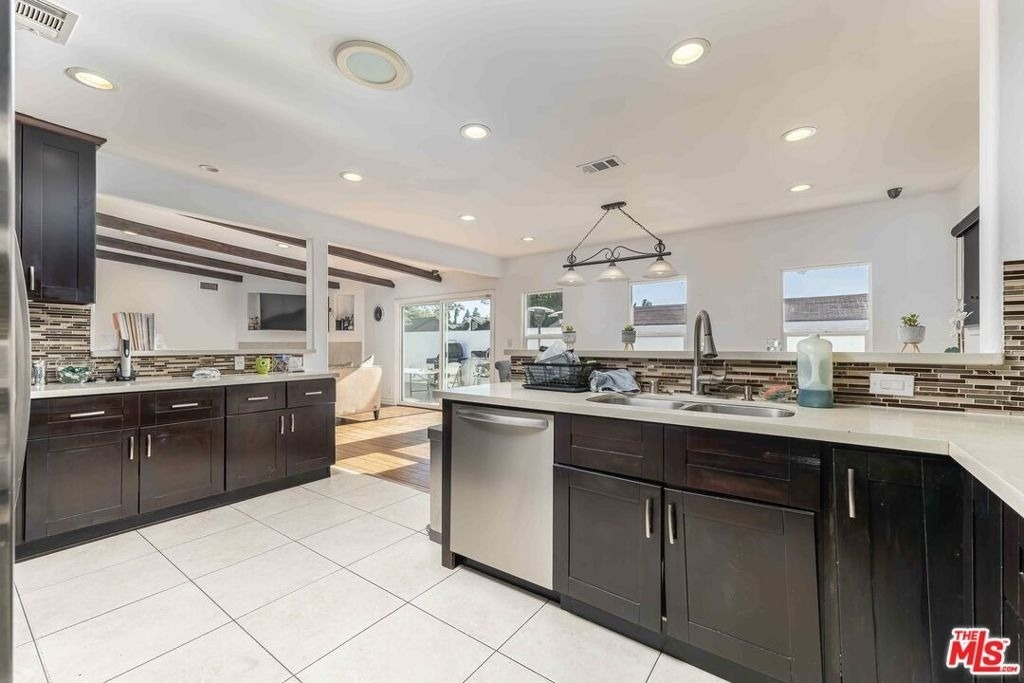 5515 Longridge Avenue - Photo 9