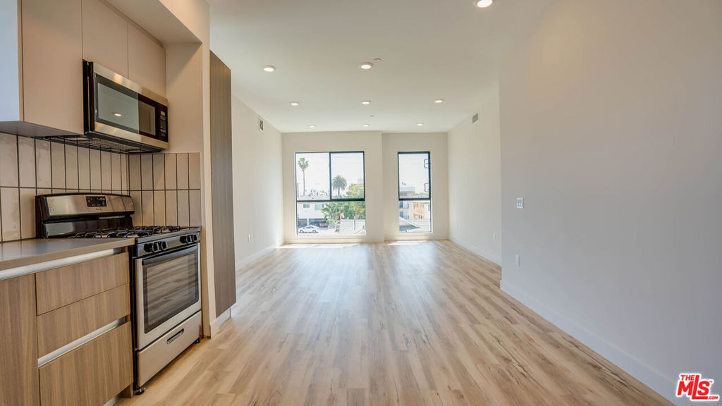 1540 S Hayworth Avenue - Photo 0