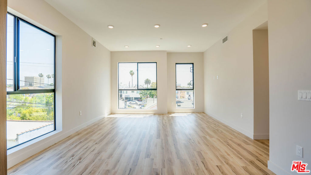 1540 S Hayworth Avenue - Photo 2
