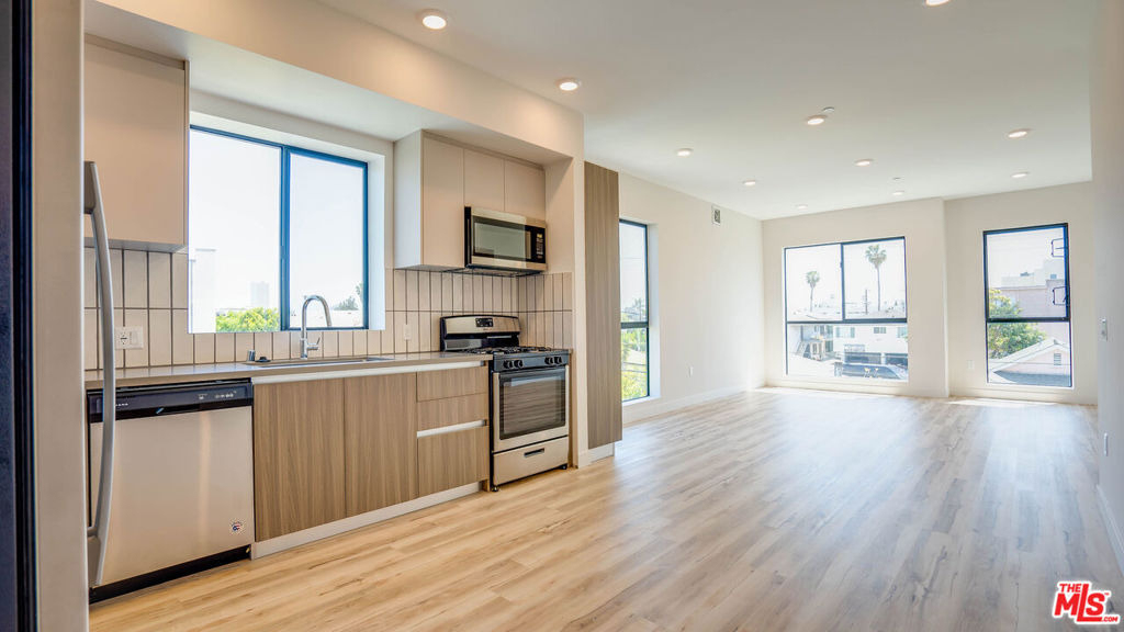 1540 S Hayworth Avenue - Photo 1