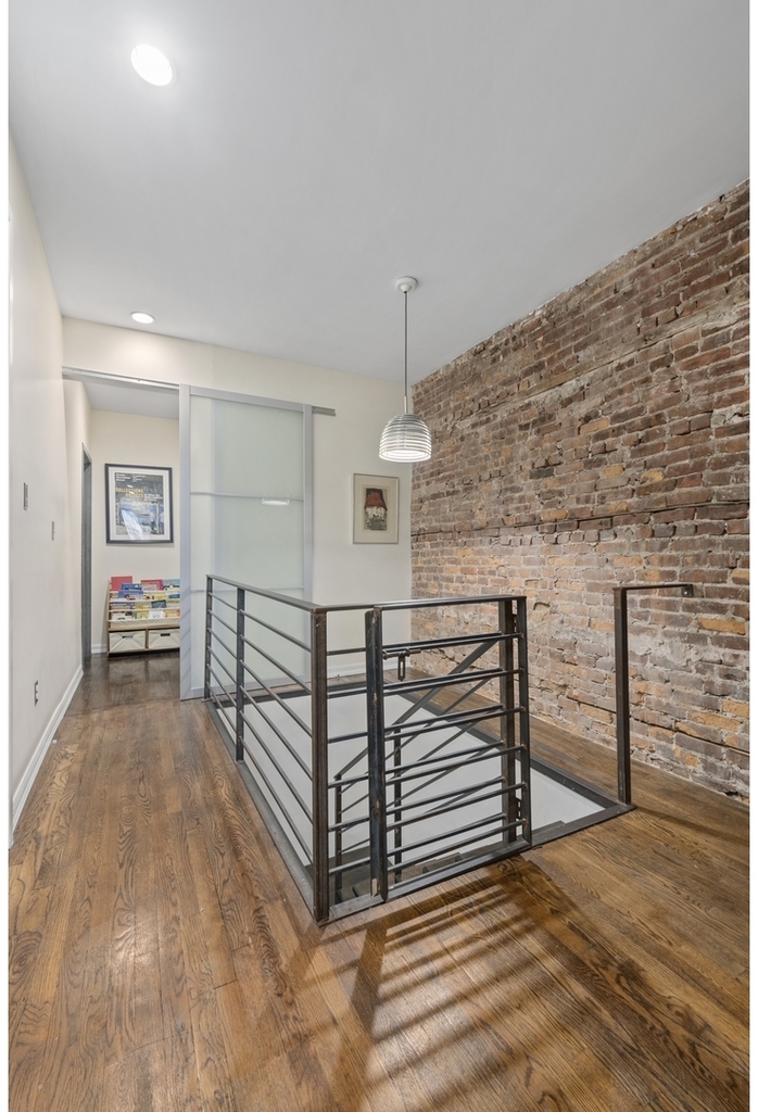 643 Warren St - Photo 3