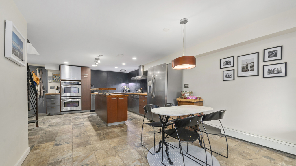 643 Warren St - Photo 1