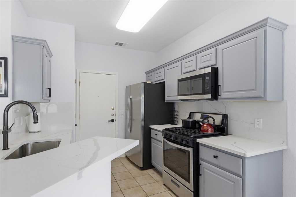 7510 Lazy Creek Dr - Photo 15